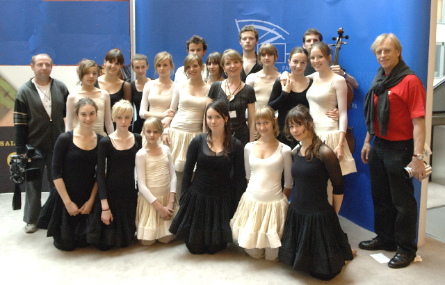 Les élèves-danseurs du Carré d'Art, dans leur "tournée" européenne; "Les Ailes de l'Europe" aux Portes Ouvertes du Parlement Européen à Bruxelles, le 7 juin 2008